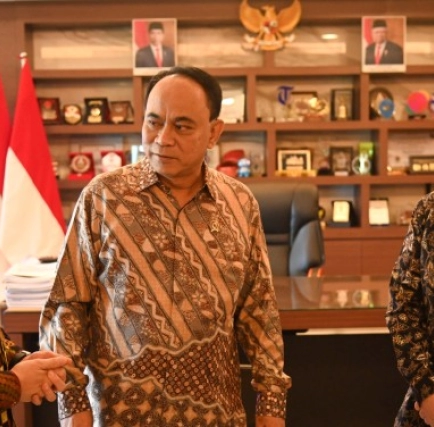 Fasilitasi Media Center PON XXI Aceh-Sumut, Menkominfo Terima Penghargaan