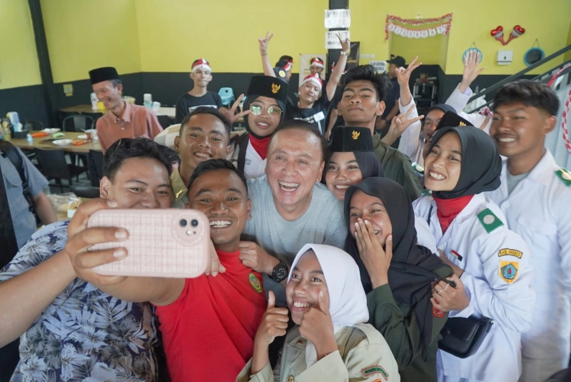 Iwan Bule di Kerubuti Gen Z Slawi dan Minta Foto Bersama