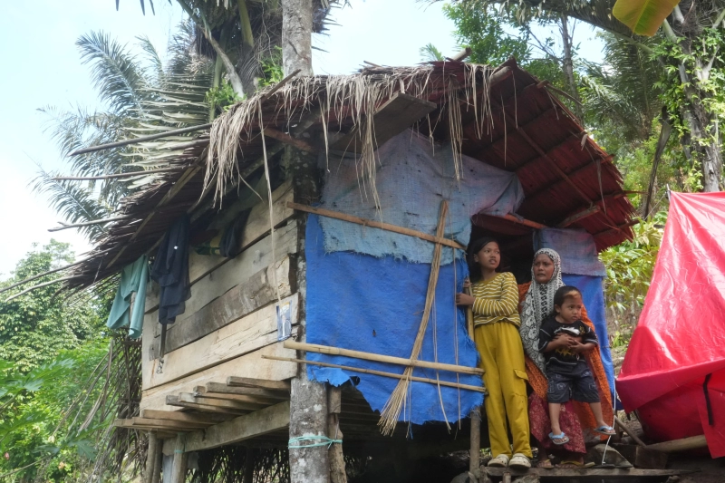 Mensos Tri Rismaharini Beli Rumah untuk Janda yang Tinggal di Gubuk Tepi Hutan