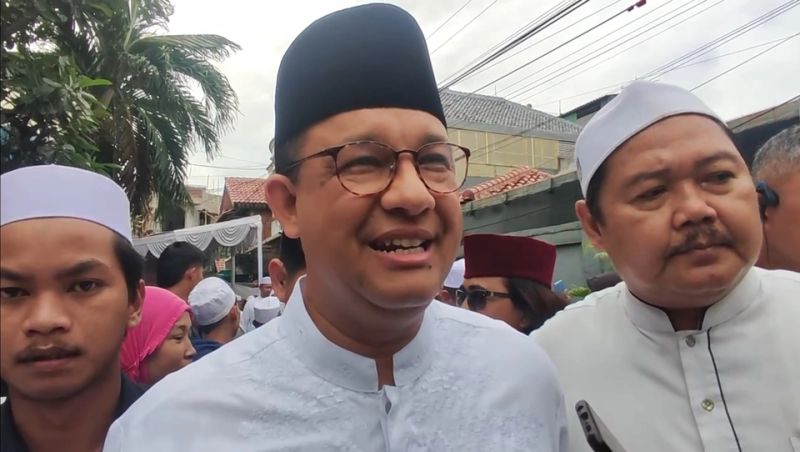 Anies Baswedan Salat Zuhur Berjemaah di Kantor PDIP Jakarta