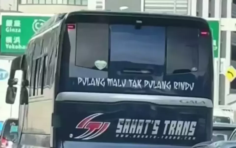 Bus Pariwisata di Jepang Pasang Stiker 