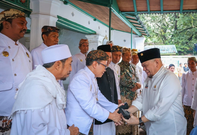 Ketua DPD RI Hadiri Buka Puasa bersama Sultan dan Masyarakat di Keraton Kasepuhan Cirebon 