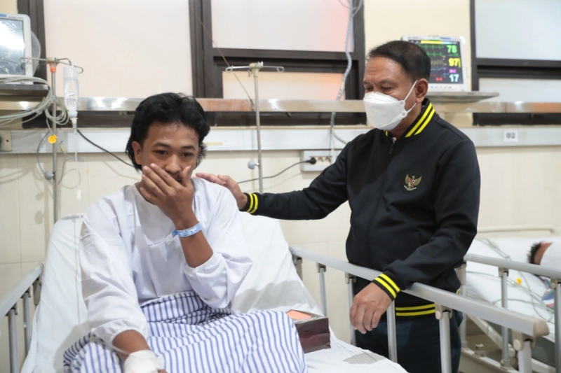 Pastikan Penanganan Dilakukan dengan Baik, Menpora Amali Jenguk Korban Luka Tragedi Kanjuruhan di RSUD Saiful Anwar