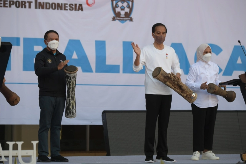 Presiden Jokowi Didampingi Menpora Amali Saat Meluncurkan Papua Football Academy di Jayapura