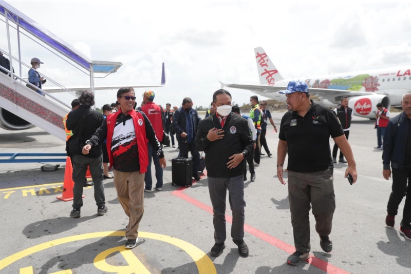 Menpora Amali Tiba di Bandara Silangit akan Dampingi Presiden Jokowi Menyaksikan Ajang F1 Powerboat Danau Toba 2023