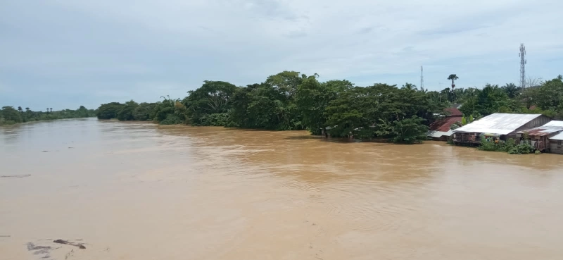 TNI Bantu Salurkan Logistik ke Korban Banjir Aceh Tamiang 