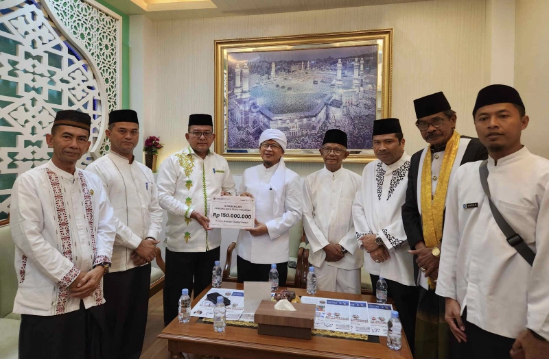 Kakanwil Aceh Serahkan Donasi Kemenag Aceh Peduli Palestina Rp150 Juta