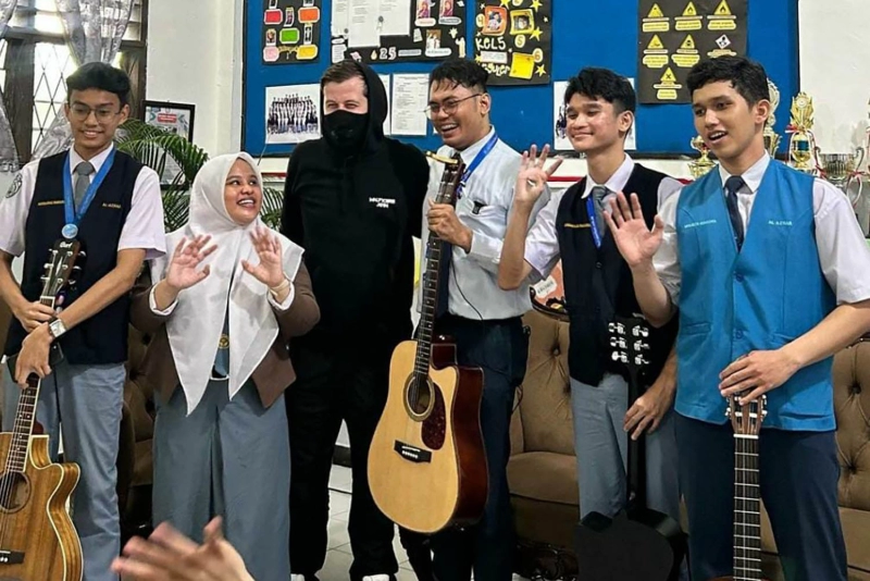 Cerita Alan Walker ' Not You' Kunjungi Guru SMA di Medan yang Viral Karena Cover Lagunya