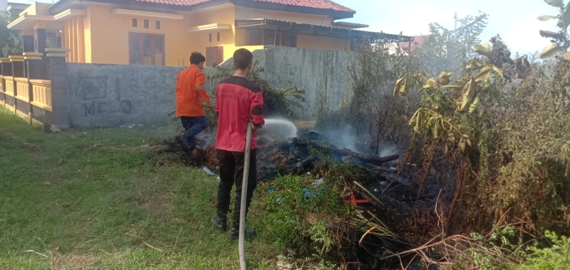 Petugas Kebakaran Aceh Besar Berhasil Padamkan Api di Lahan Dekat Pemukiman Warga Ajun 