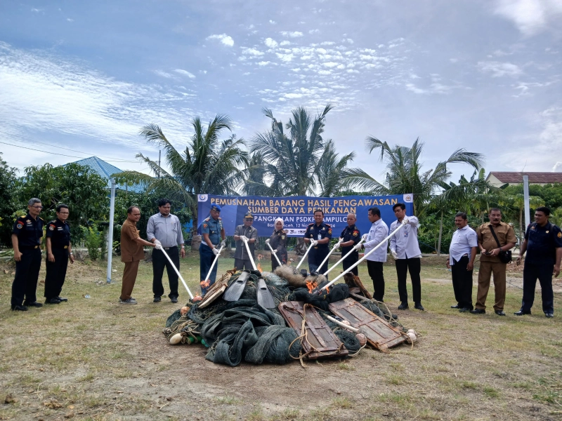 PSDKP Lampulo Musnahkan Alat Penangkapan Ikan Ilegal