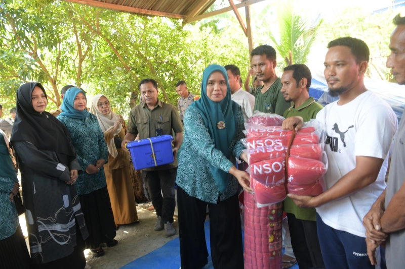 Foto-foto Ketua PKK Aceh Mellani Serahkan Bantuan untuk Korban Kebakaran 