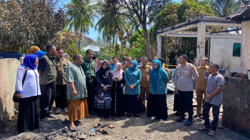 Ketua PKK Aceh Mellani Serahkan Bantuan Masa Panik untuk Korban Kebakaran