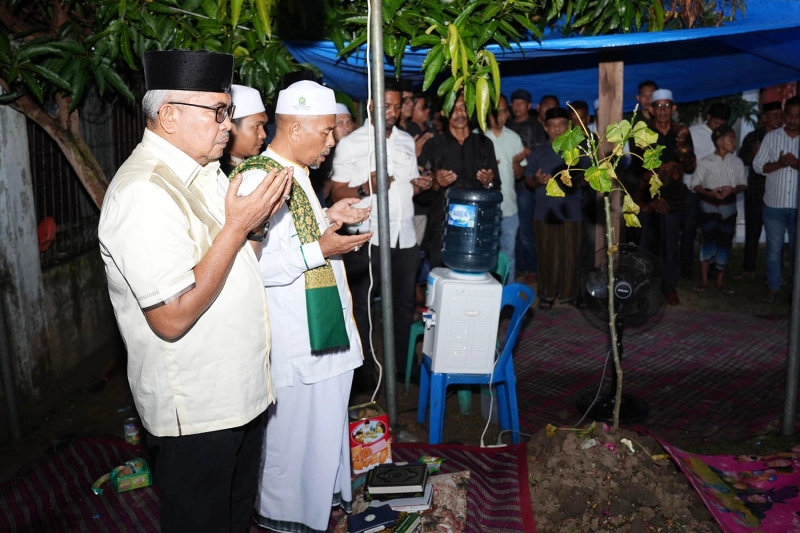 Cagub Bustami Takziah dan Berdoa di Pusara Makam Abu Ishak Lamkawe