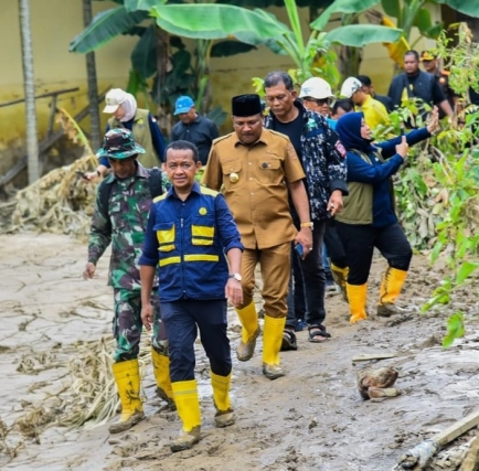 Bahlil Bebaskan Sementara Barcode BBM untuk Percepat Distribusi di Wilayah Bencana Sumatra