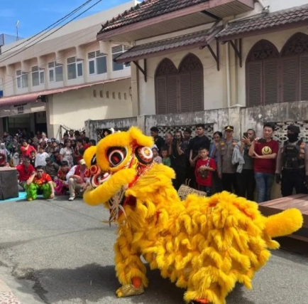 Meriah, Warga Banda Aceh Padati Atraksi Barongsai di Perayaan Imlek