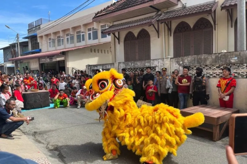 Meriah, Warga Banda Aceh Padati Atraksi Barongsai di Perayaan Imlek