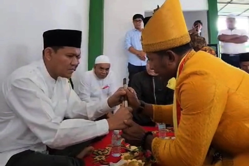 Dek Fadh Dianugerahi Senjata Pusaka Siwah Keturunan Raja Aceh