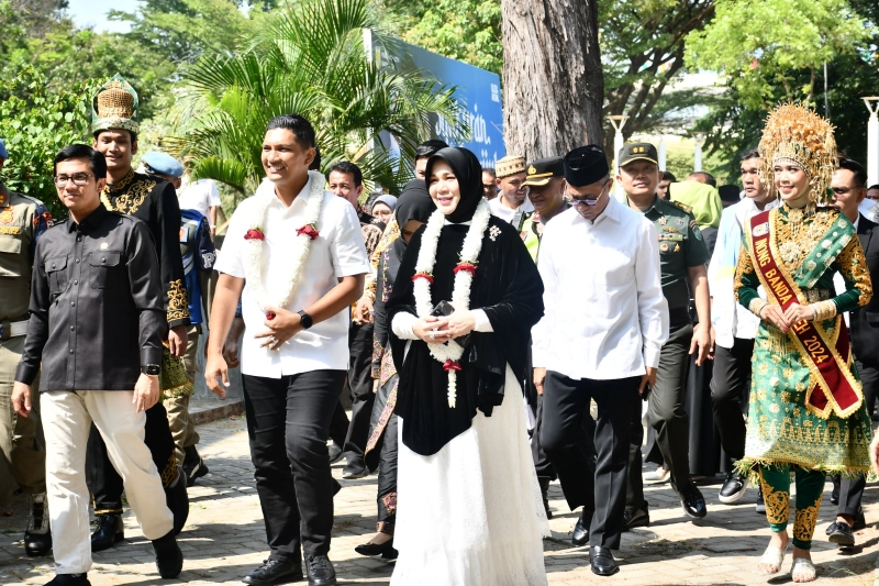 Suasana Haru di Peusijuk  Illiza-Afdal di Taman Bustanussalatin