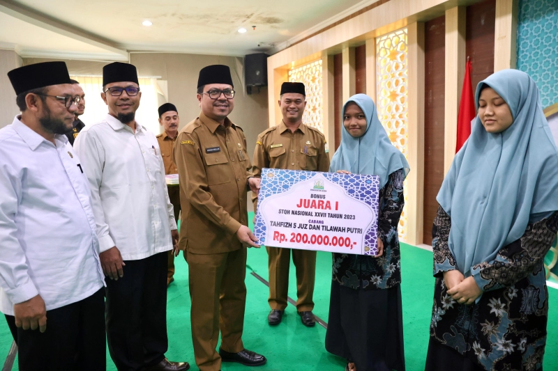 Pj Sekda Aceh Serahkan Bonus Ratusan Juta ke Peserta Meraih Juara STQH Nasional 