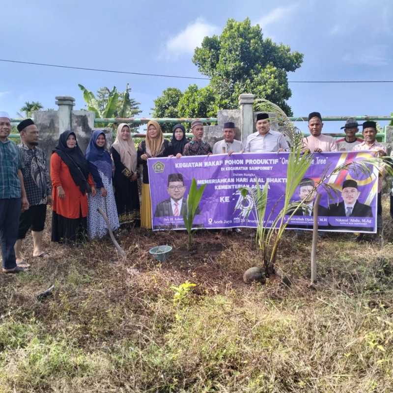 Sambut HAB ke-79, ASN Kemenag Aceh Jaya Tanam Pohon dan Gelar Bakti Sosial 