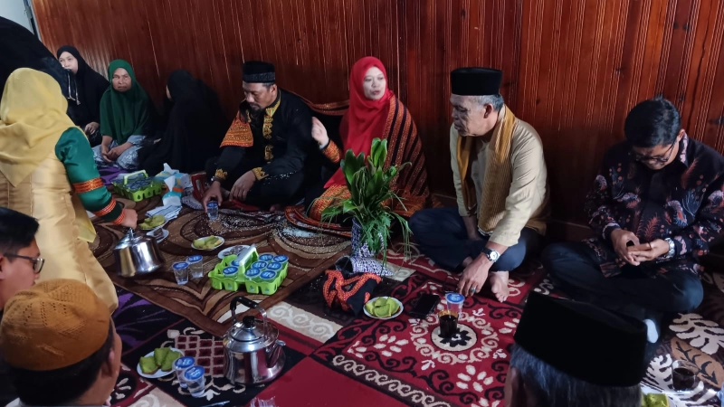 Syech Fadhil dan Istri Ditepungtawari Tokoh Adat di Blangkejeren