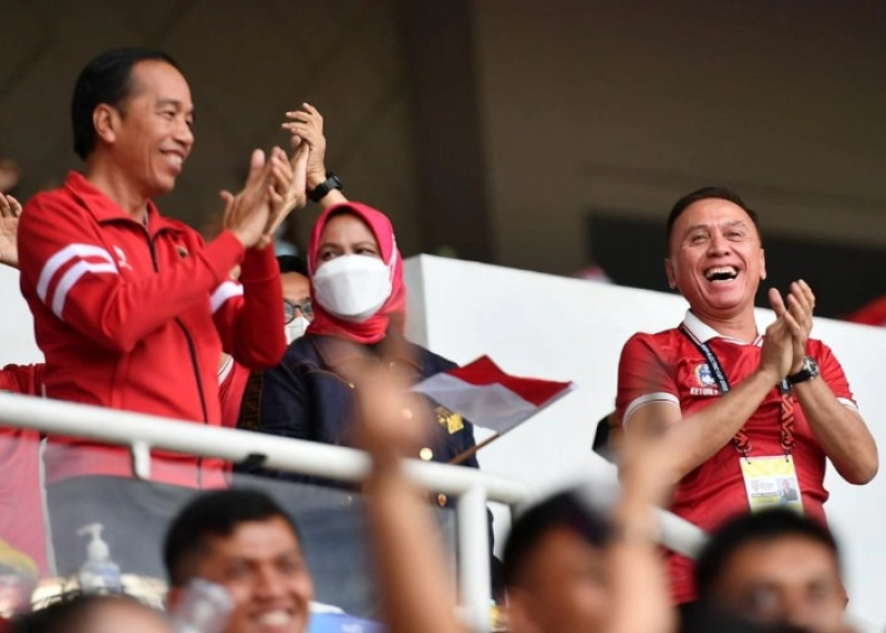 Kemesraan Presiden Jokowi dan Iwan Bule saat Duduk Satu Baris Nonton Piala AFF Indonesia VS Kamboja di SUGBK, Indonesia Pun Menang