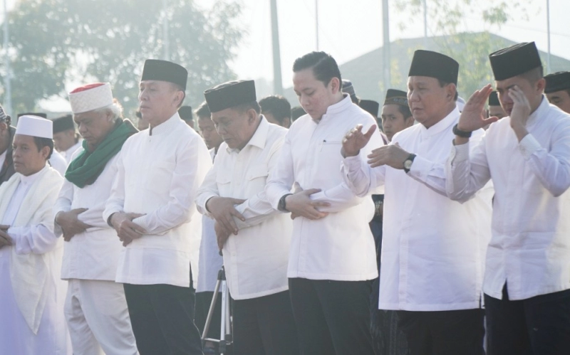 Berada di Shaf Terdepan, Prabowo  Subianto dan Iwan Bule Salat Idul Adha 1444 H Bersama di Stadion Mandalamukti Cikalong Wetan