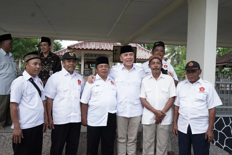 Iwan Bule Konsolidasi dengan Gerindra Banyumas Lanjut Nyekar ke Makam Kakek Prabowo