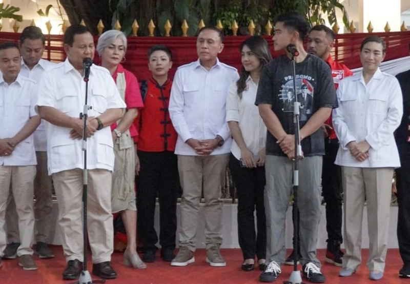 Didampingi Iwan Bule, Prabowo dan Kaesang Stop Pidato saat Azan Maghrib Berkumandang di Kertanegara