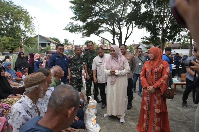 Di Blang Bintang, Istri Pj Gubernur Aceh Bustami Luncurkan Program Penyaluran Beras Bantuan