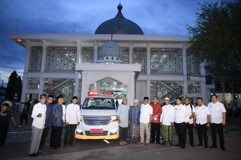 Pj Gubernur Aceh Serahkan Ambulans Bantuan untuk Warga Gampong Pineung