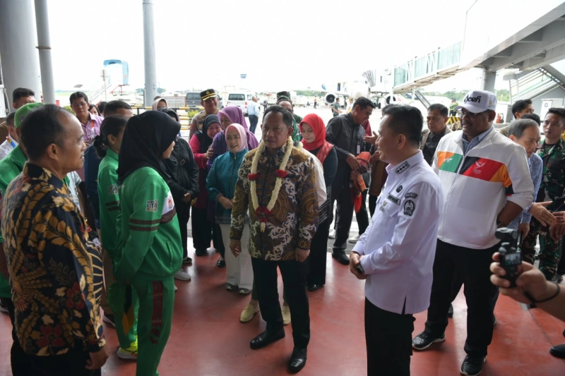 Pj Gubernur Safrizal bersama Agus Fathoni Jemput Kedatangan Mendagri di Bandara Kualanamu