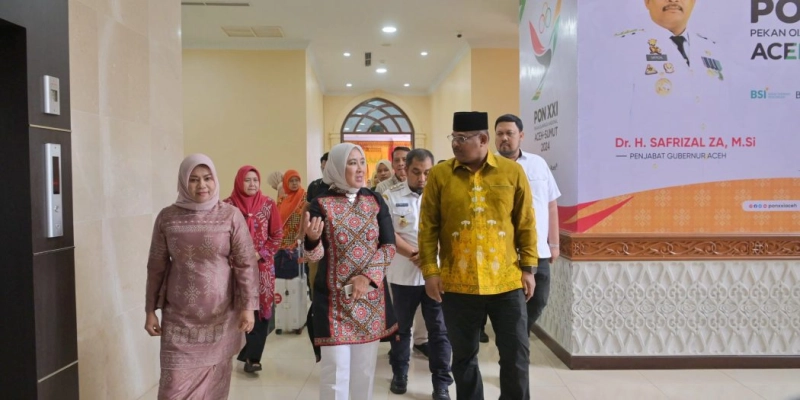 Penjabat Gubernur Safrizal dan Istri Antar Kepulangan Ketum TP PKK di Bandara SIM