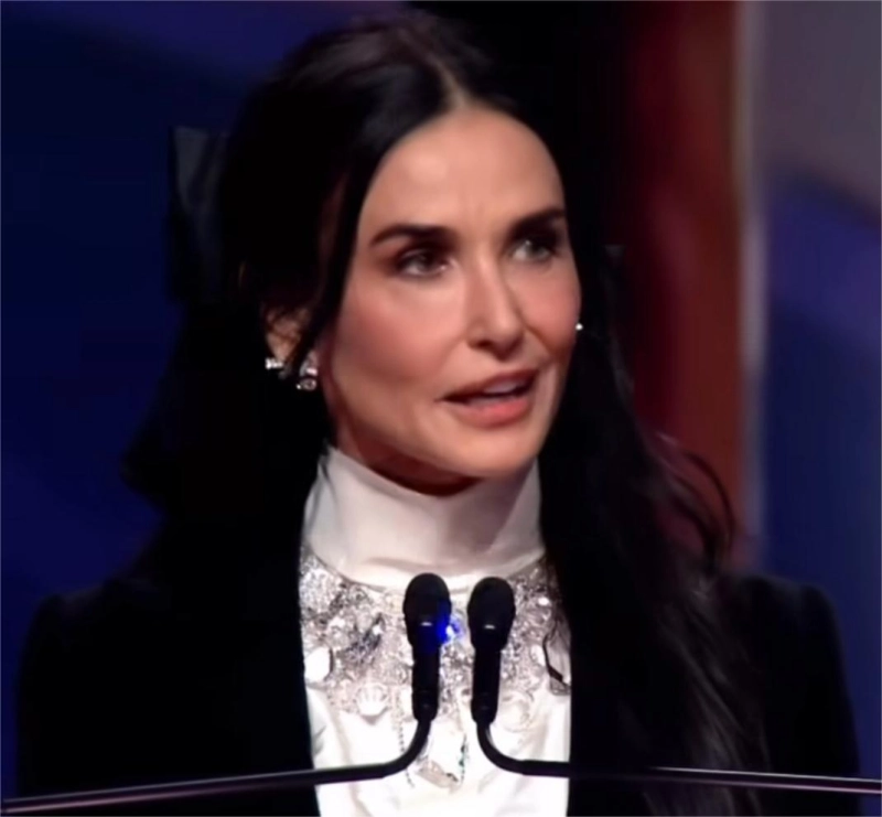 Demi Moore Tidak Menyangka Raih Piala Perdana Golden Globes di Sepanjang Karirnya