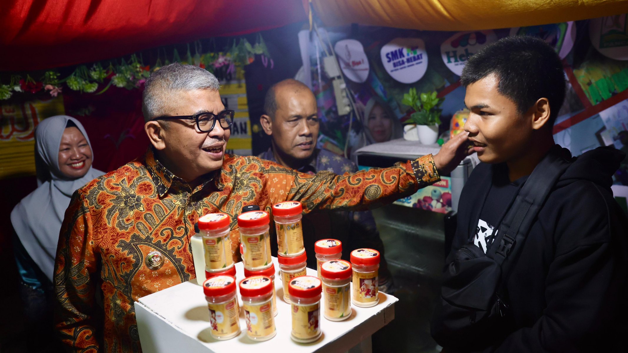 Pj Gubernur Aceh Bustami Hamzah menyaksikan produk yang dipamerkan di Aceh Entrepreneur Expo 2024 di Subulussalam