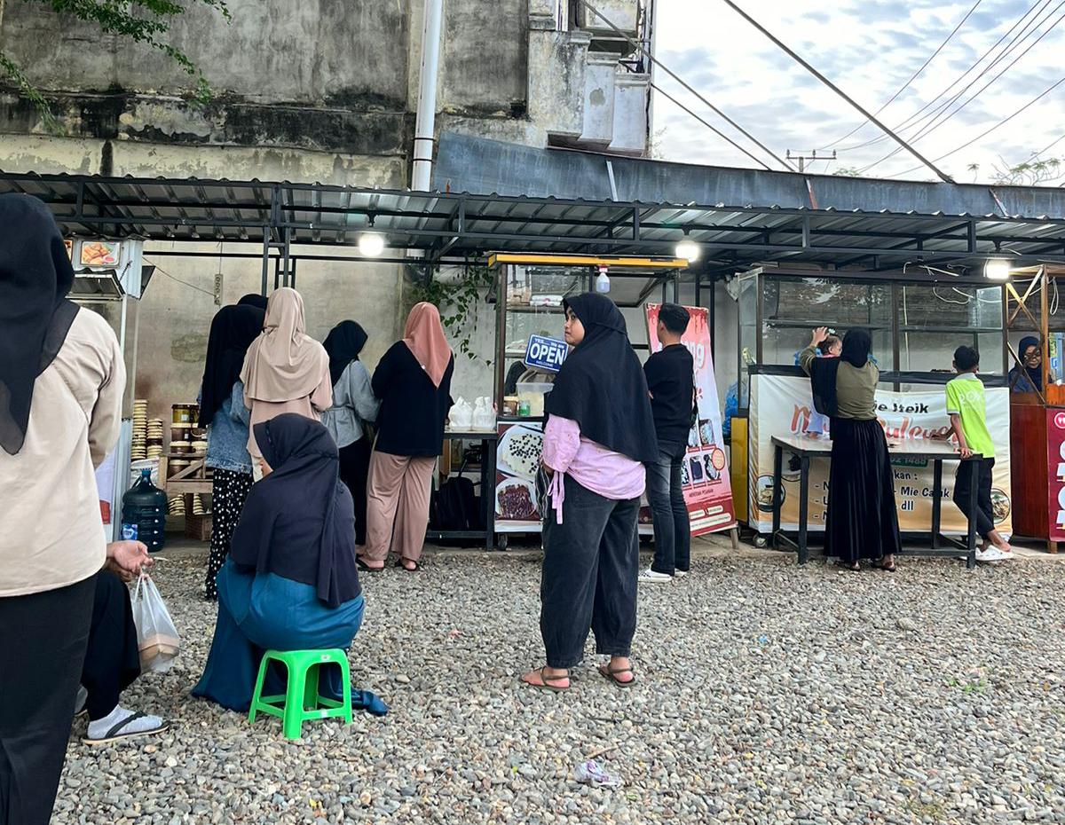 Antrian pembeli kue Pancong Becek di Lamnyong, Banda Aceh 