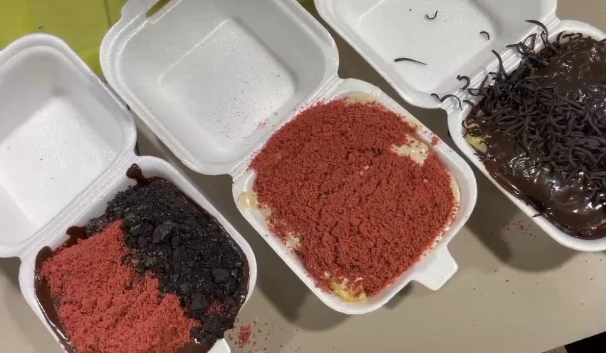 Aneka pilihan varian rasa Kue Pancong Becek di Lamyong, Banda Aceh