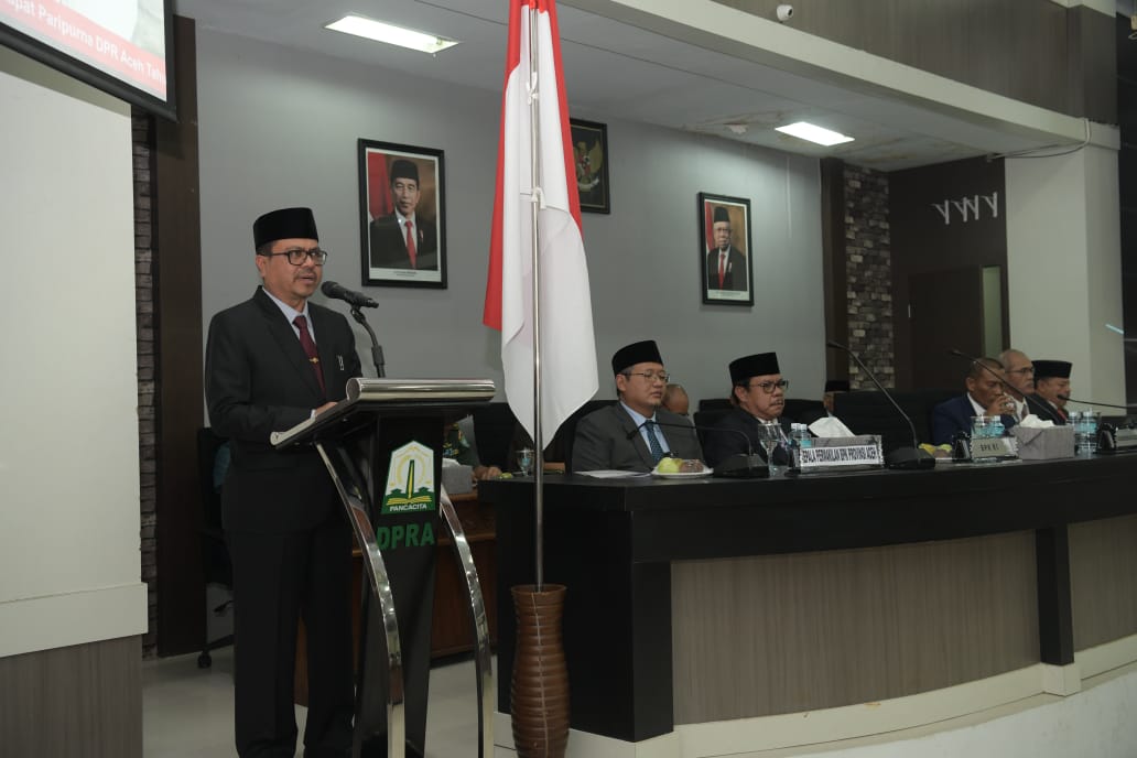 Pj Sekda Aceh Azwardi menyampaikan sambutan dalam rapat paripurna di DPR Aceh, Senin, 27 Mei 2024