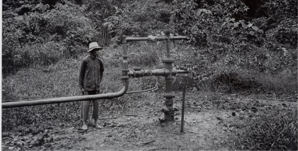 Salah satu sumur minyak diperkirakan di kawasan Rantau Peureulak Aceh Timur sekarang, 1916. | Foto: Arsip KITLV Belanda