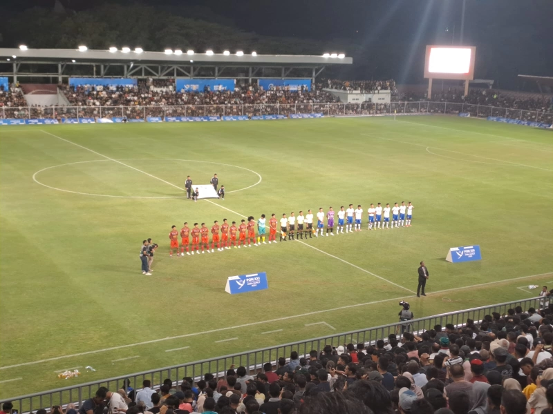 Penonton Laga Sepak Bola Aceh vs Sulsel Doakan Tu Sop Sebelum Kick Off