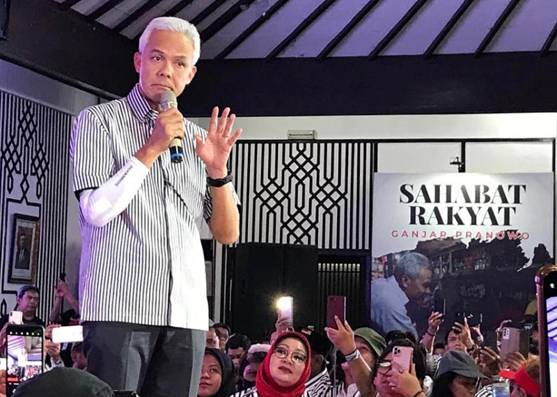 Ganjar Klaim Motif Kemeja Garis-garis Berwarna Hitam Putih Adalah Desain dari Jokowi