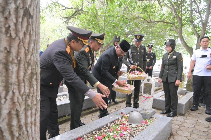 Pj Gubernur Safrizal Tabur Bunga di Taman Makam Pahlawan Sambut HUT TNI