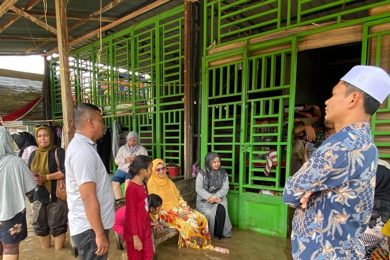 Istri Syech Fadhil Kunjungi dan Bantu Korban Banjir di Aceh Tenggara