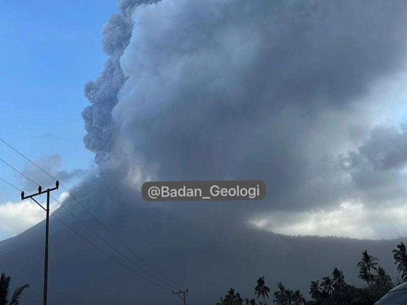 Gunung Lewotobi Laki-Laki Meletus, Sejumlah Penerbangan Dibatalkan