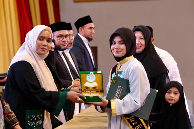 Di Wisuda Tahfizh Al-Qur’an 30 Juz, Pj Ketua PKK Aceh: Tunjukkan Pada Dunia, Islam Itu Penuh Kedamaian