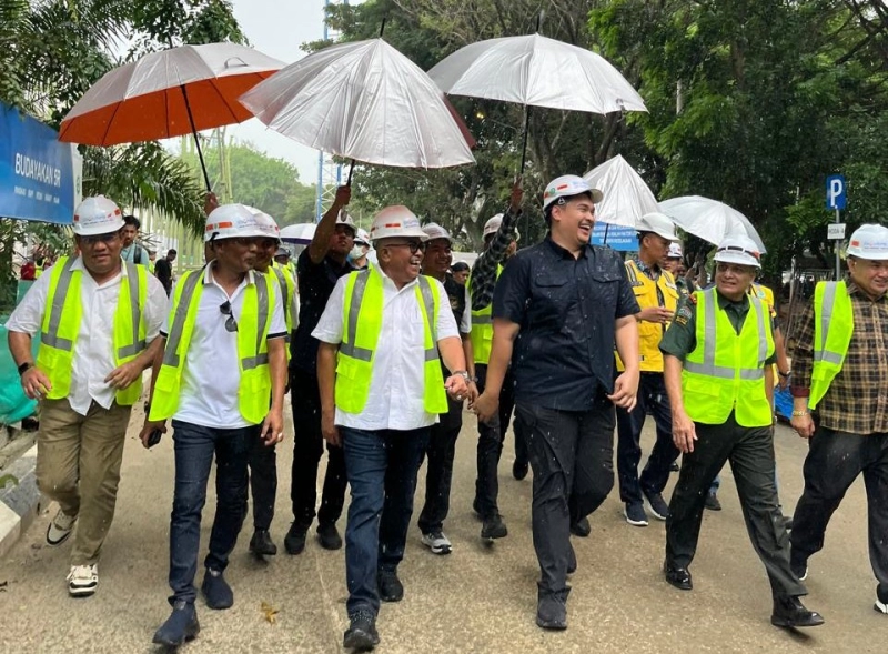 Foto-foto Menpora Tinjau Stadion Lhong Raya Sambil Berpayung 