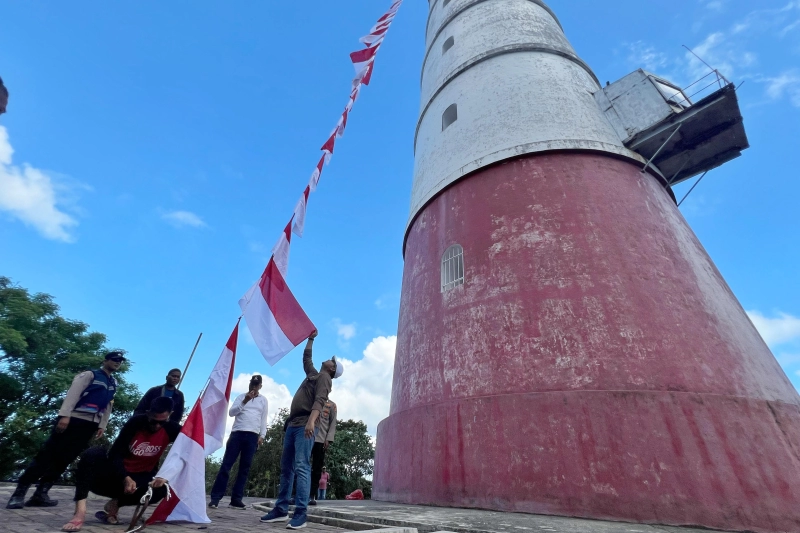 Pemerintah Aceh Kibarkan Bendera Merah Putih di Mercusuar Willem's Torrent III