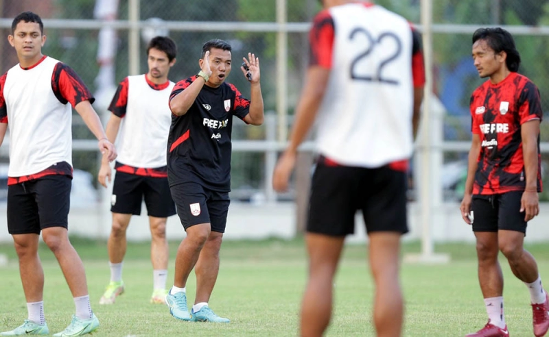 Rasiman Caretaker Pelatih Persis Solo Langsung Pimpin Latihan Jelang Lawan Madura United FC di Pekan Keenam Liga 1