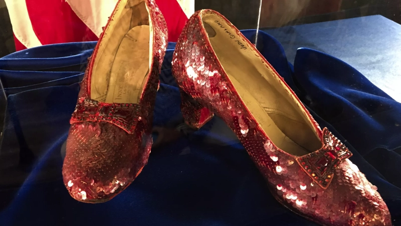 Sempat Hilang 13 Tahun, Sepatu Ruby Ikonis The Wizard of Oz Dilelang Mulai dari Rp12,8 Miliar