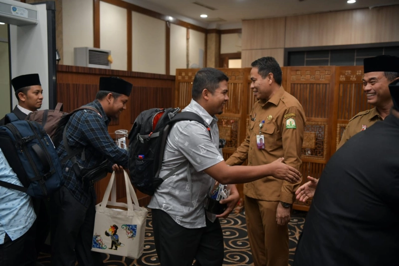 Plh Asisten III Jemput Kepulangan Rombongan MTQ Korpri VII Nasional di Bandara SIM